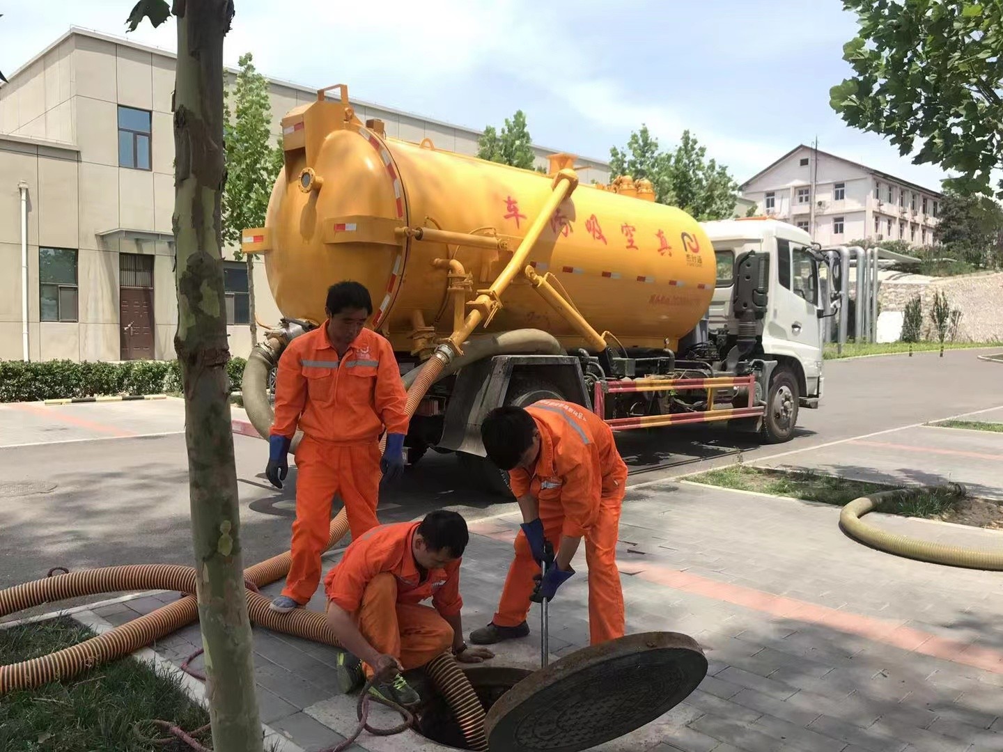 稻城管道疏通车停在窨井附近