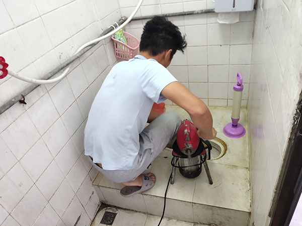 稻城管道堵塞冒臭气 专业师傅现场解决问题