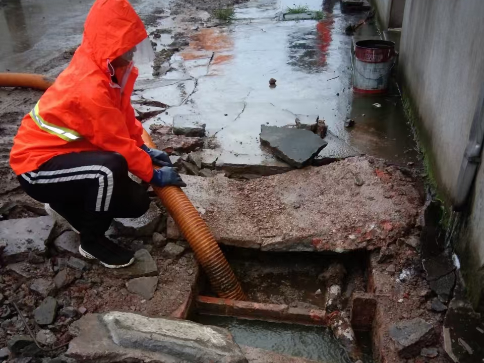 稻城专业清理污水池 炜誉市政以规范流程守护城市 “肠道”